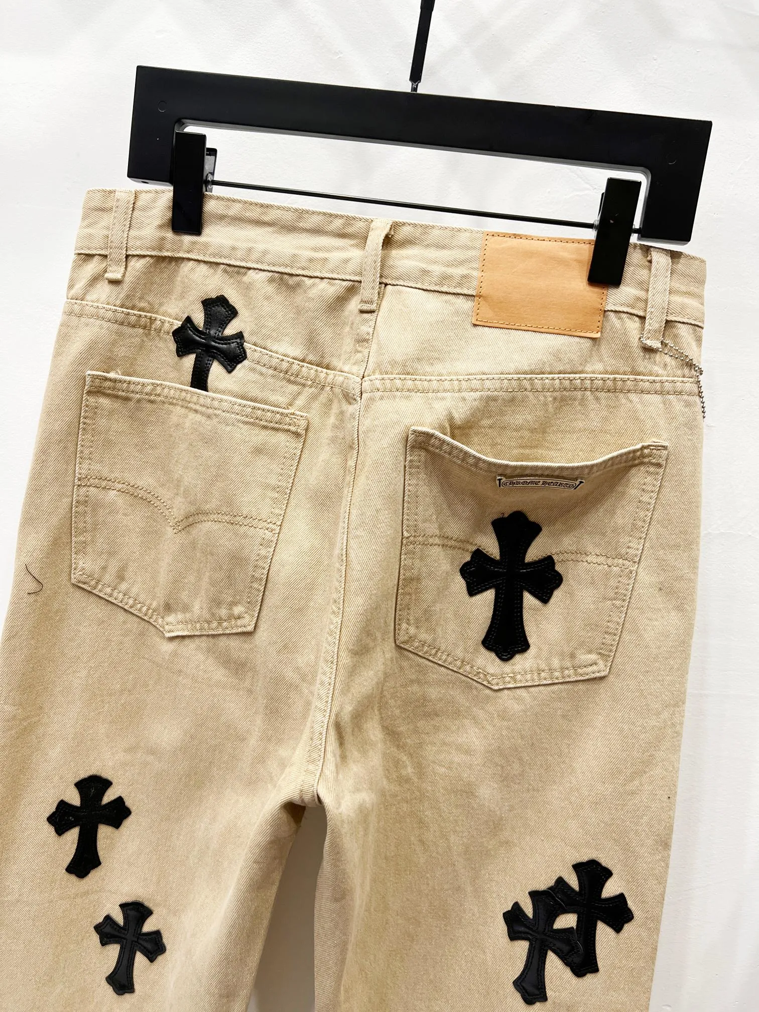 P240 Style number: (K500) Chrome hearts Angelababy's same style cross patch leather jeans workwear logging pants Chrome hearts logging pants are here! ! ! CH Croix Heart Double Knee Cross Patch Leather Bo1 Style Logging Pants Straight-leg Work Pants B136 Croix Heart Cross Sanskrit Overalls Price 24W Level, patchwork cross pattern embellishment, high-waisted washed jeans! ! Absolutely high-end luxury products, 1.9W level god-level single products, super popular products, made by top heavy industry, not to be missed. About Zangyin, this is an extremely luxurious fashion brand, which can also be called the nobles of the high street. It has always been an exclusive brand of some hipsters or rich second generation. Compared with ordinary high streets, it is more luxurious and noble. Compared with luxury brands, it has a more fashionable personality and has always been a brand that I have a special liking for. Imported yarn is custom-woven into a high-density twill canvas, which ensures a crisp silhouette while also making the fabric feel very delicate. It follows the B01 classic silhouette, with a crisp and stylish upper body. The ready-made garments are stone-ground and fermented and can be matched with any style. Buttons and zinc are washed with genuine YKK retro metal products. Double-layered canvas on the front. Perfect details. All hardware is perfect. Size: s-XXL Color: Gray